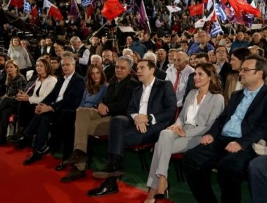 Έξω συγκρούσεις και χημικά - Μέσα σινιέ συνολάκια από Περιστέρα, Αχτσιόγλου, Νοτοπούλου, Τζάκρη (φώτο)